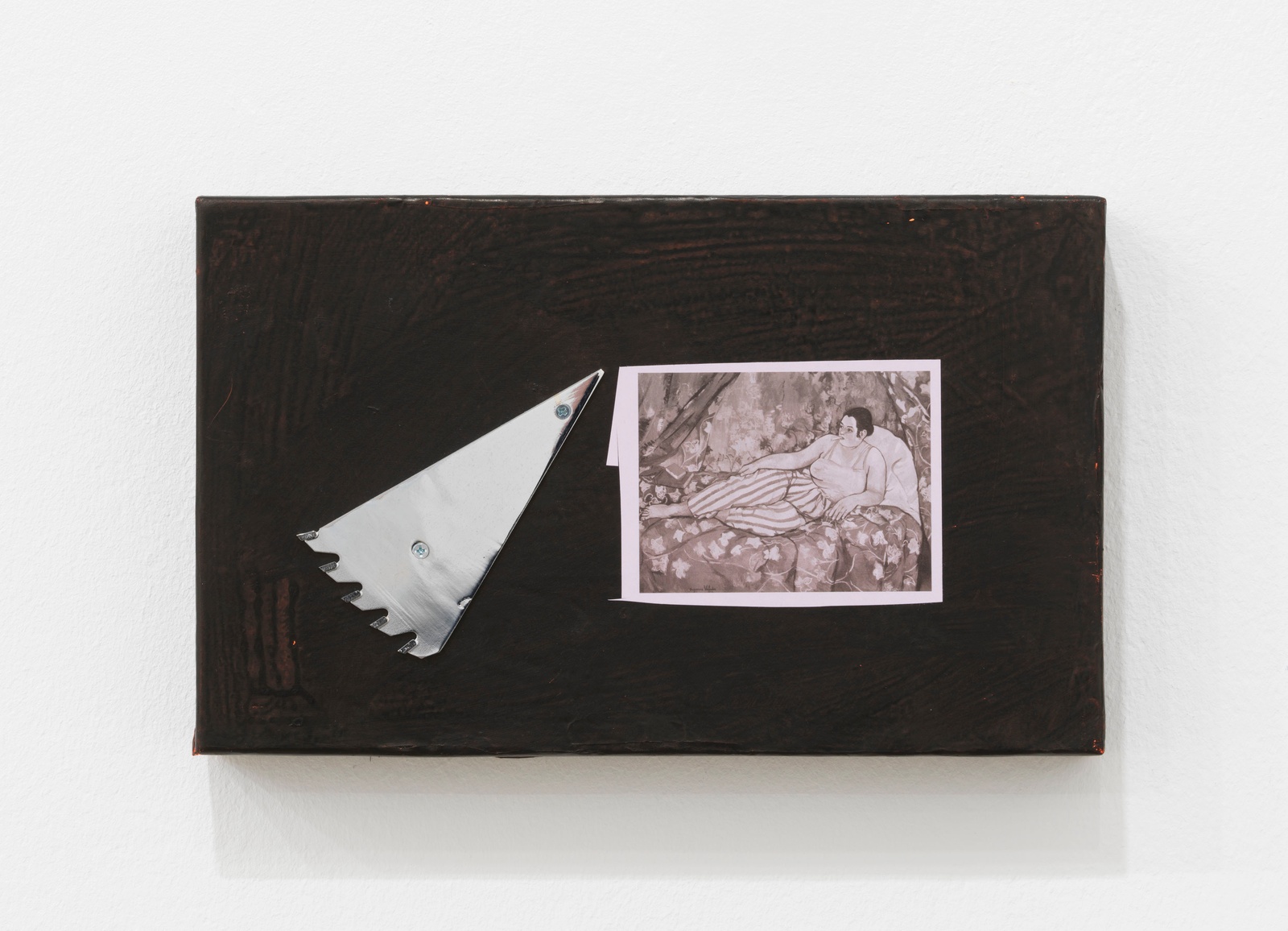 Blade, 2020. Paper, acrylic, ink, pigment print, chromed saw blade fragment, screws on cardboard, image: La Chambre bleue, selfportrait by Suzanne Valadon, 1923. 19,3 x 31,4 x 4,7 cm