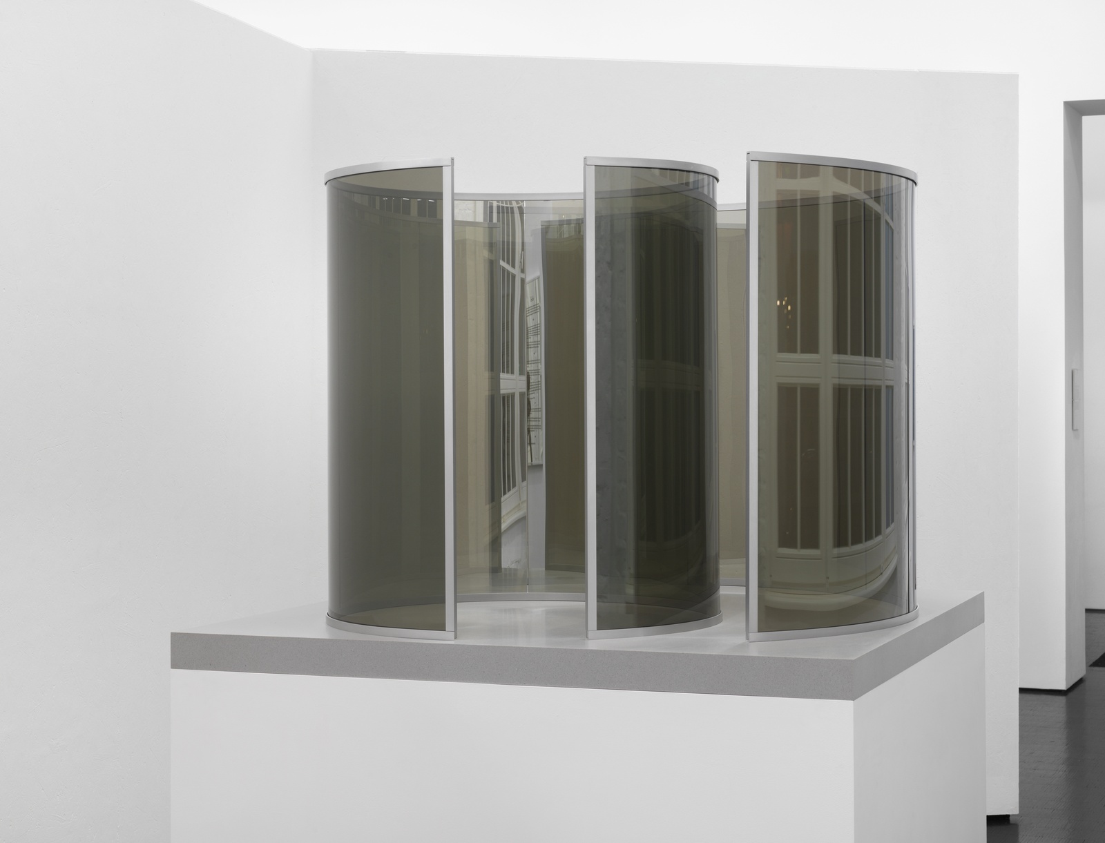 Dan GrahamWhirligig (Round and Around), 2019two-way mirror glass, aluminium, wood, acrylic92 x 125 x 125 cm | 36 x 49 x 49 in